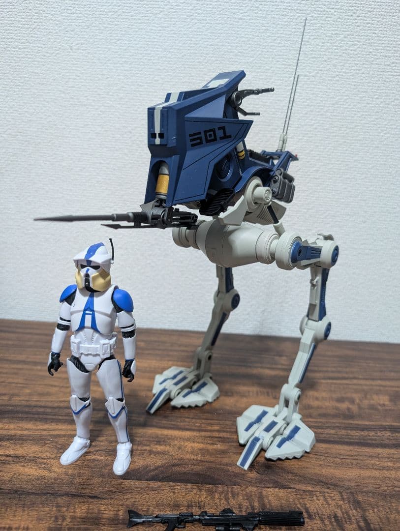 スターウォーズクローン・ウォーズ AT-RT 1/12スケール ビークル スター・ウォーズ：クローン・ウォーズ』の「ARFトルーパー」と2脚歩行
