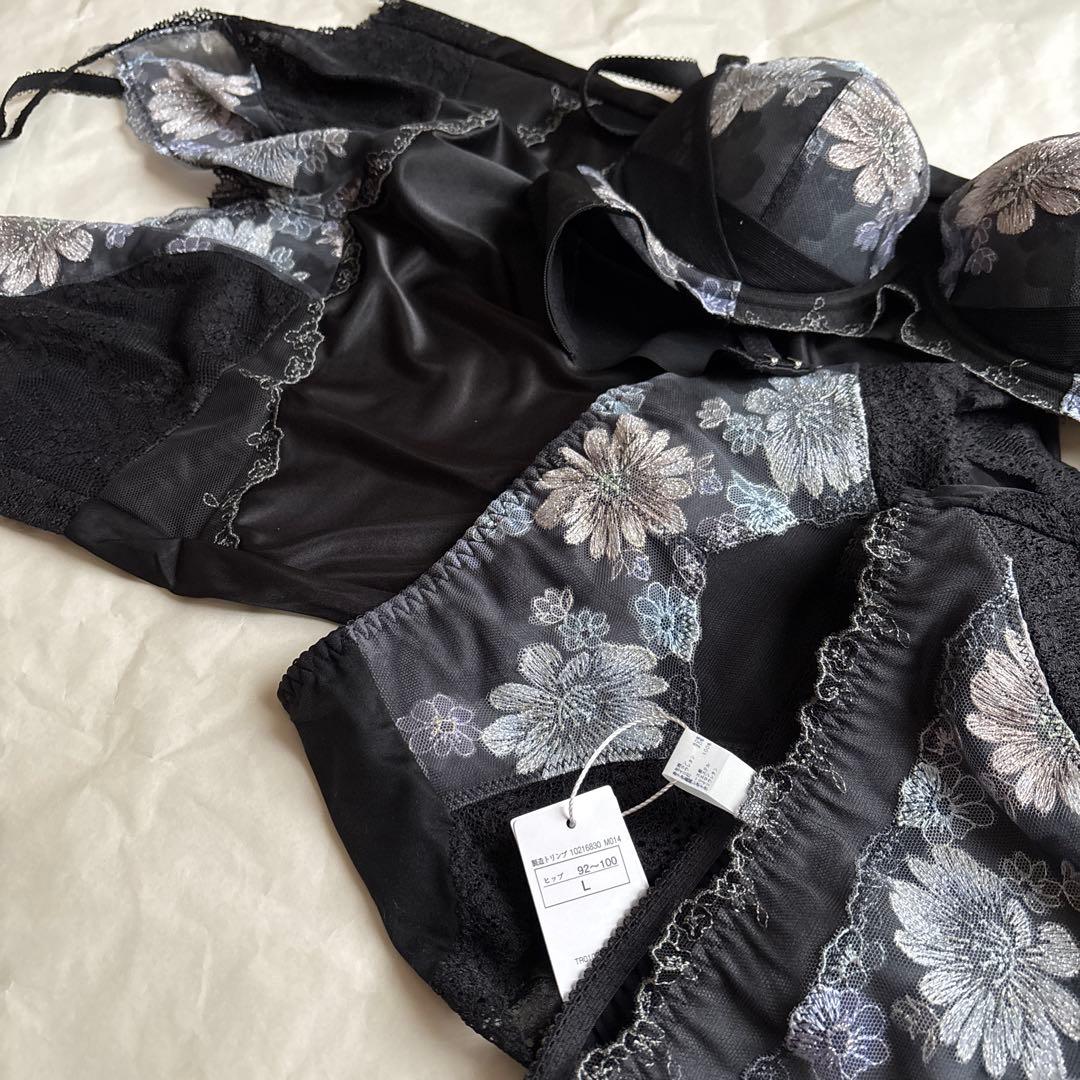 4点セットTriumph レッドレーベル ブラ(C70)ショーツ&キャミ〜黒系