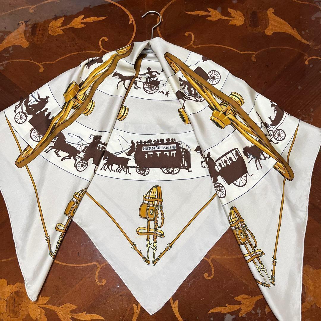 エルメス PARIS qui ROULE カレ90 スカーフ シルク 馬車 車輪 馬車の美しいデザイン【HERMES】Paris Qui Roule バンダナ55 (HERMES