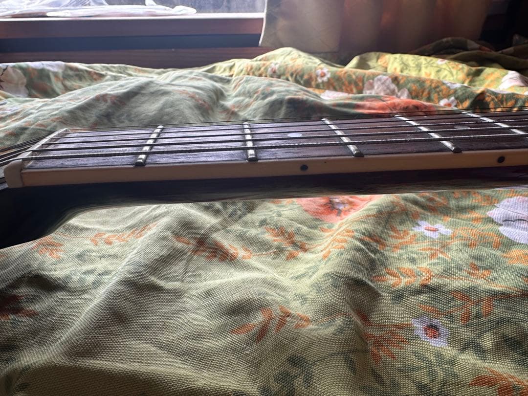 Yamaha製のセミアコースティックギター、レッドカラー