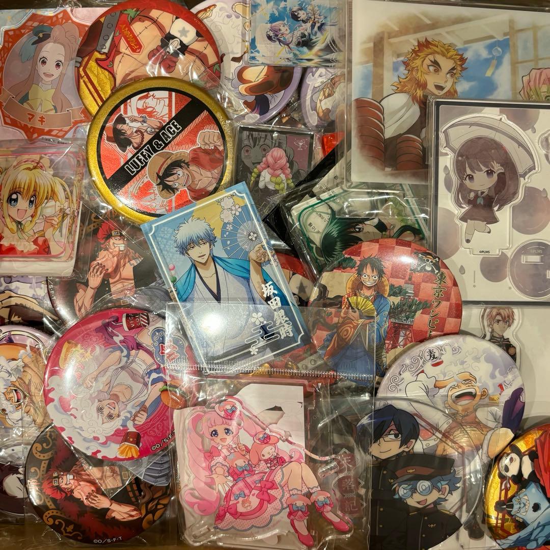 ☆美品☆アニメグッズまとめ売り 大量 缶バッジ アクリル 紙類 400点以上
