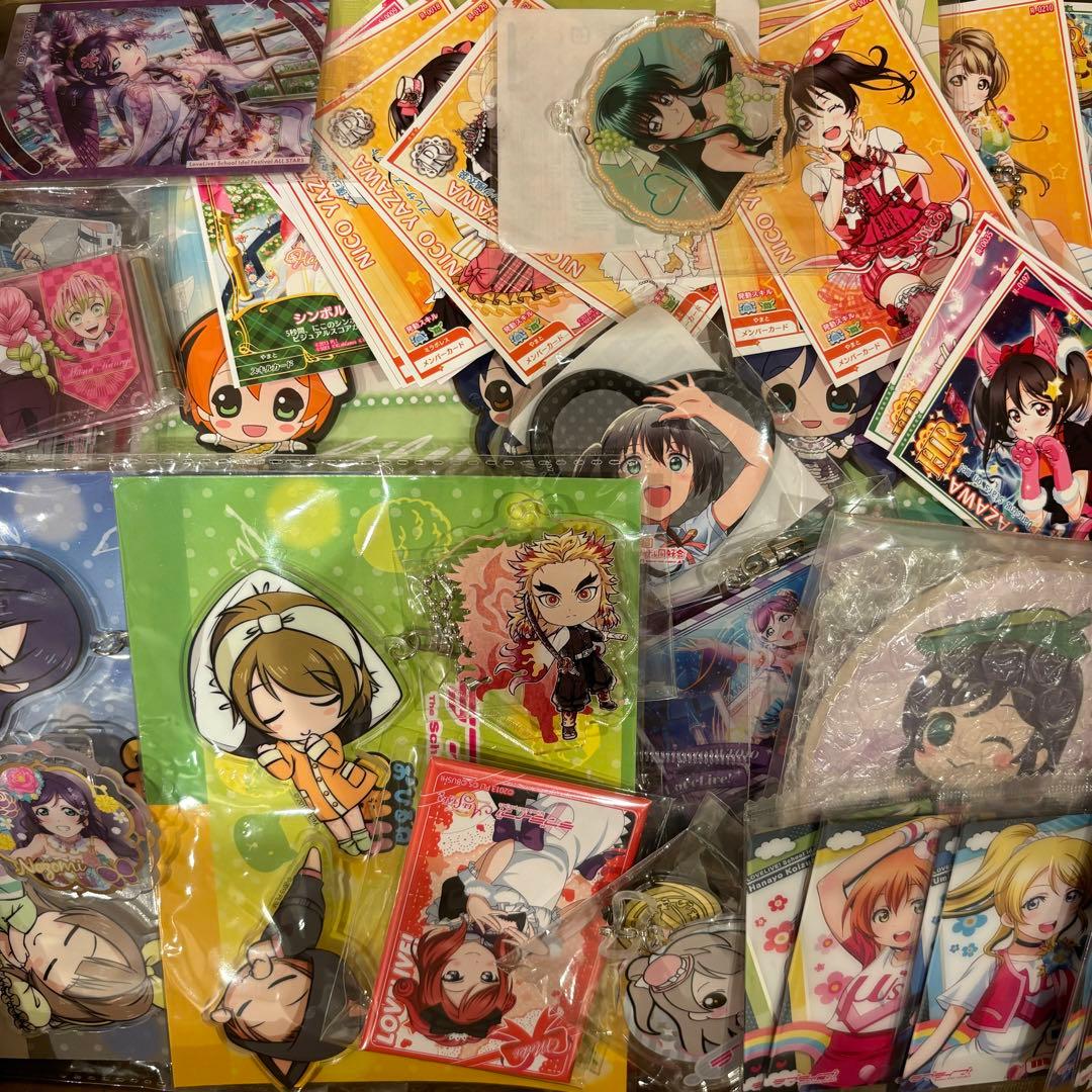 ☆美品☆アニメグッズまとめ売り 大量 缶バッジ アクリル 紙類 400点以上