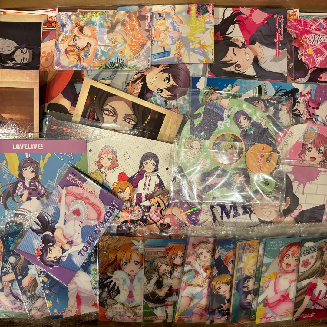 ☆美品☆アニメグッズまとめ売り 大量 缶バッジ アクリル 紙類 400点以上