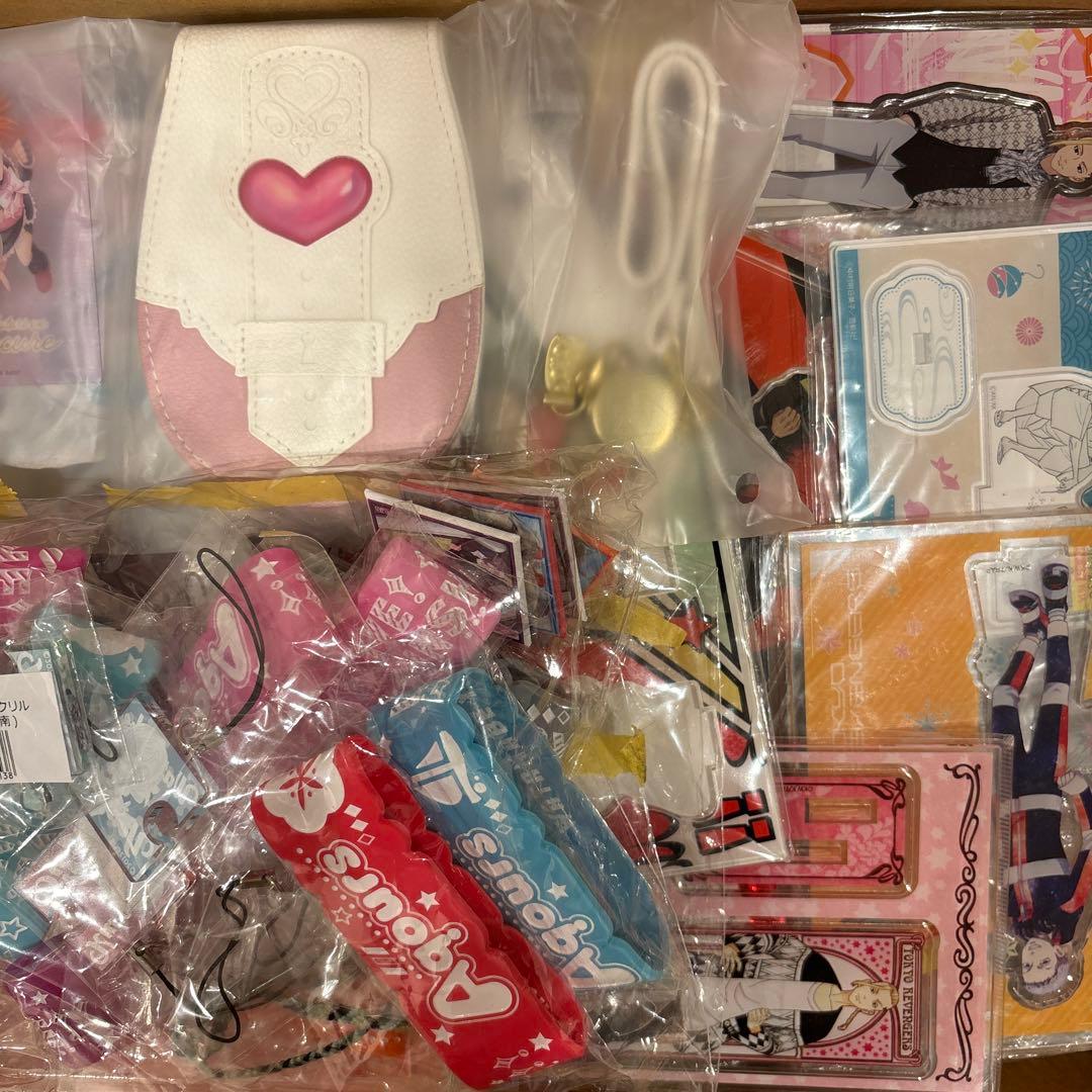 ☆美品☆アニメグッズまとめ売り 大量 缶バッジ アクリル 紙類 400点以上