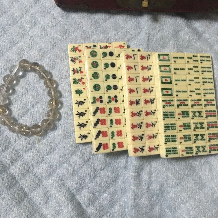 新品ですが、自宅保存の為、箱がやや汚れあり