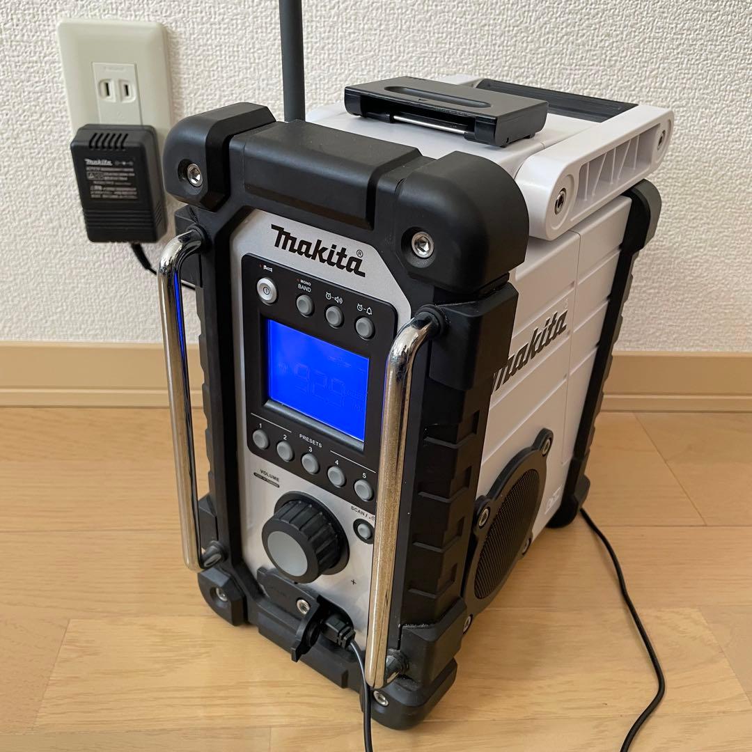 極美品✨　マキタ 充電式ラジオ MR102 ACアダプタ付き　白 マキタ MR102W 充電式ラジオ(本体のみ) 【廃番】【送料無料】