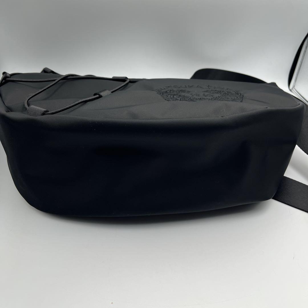 オニツカタイガー メッセンジャーバッグ 見返り虎刺繍 - メルカリ