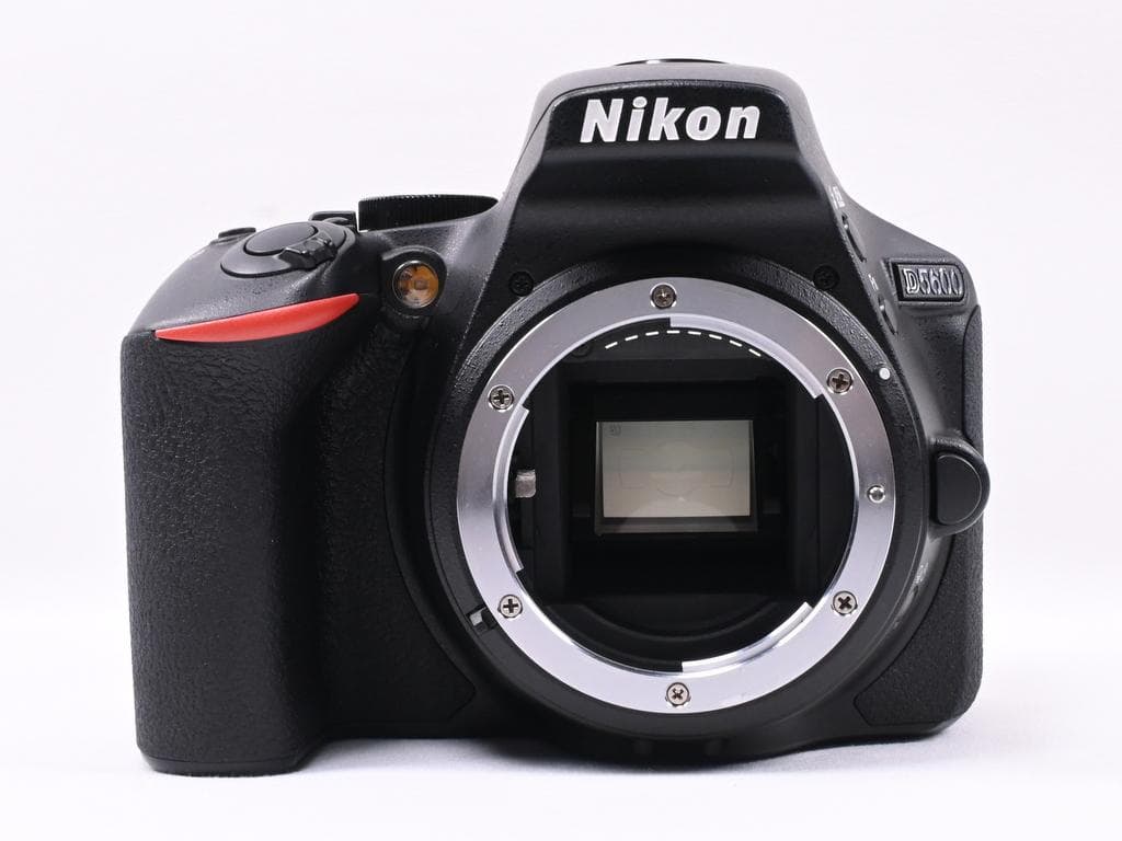 【美品】 ニコン　Nikon D5600 ダブルズームキット《ショット数218》