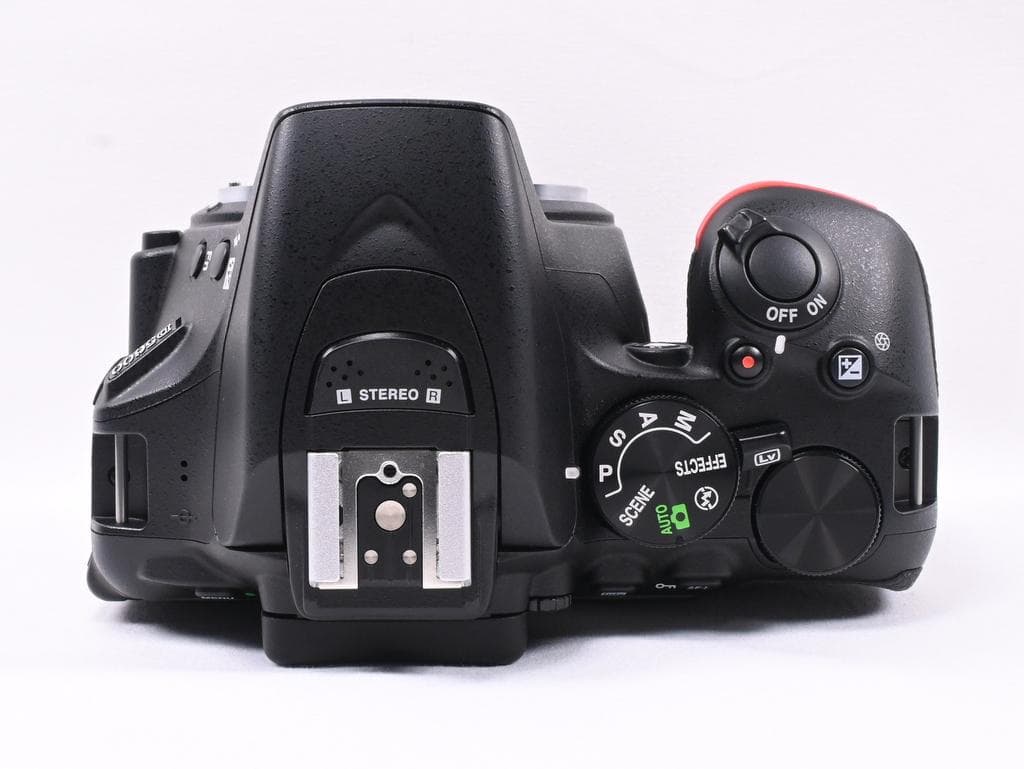 【美品】 ニコン　Nikon D5600 ダブルズームキット《ショット数218》