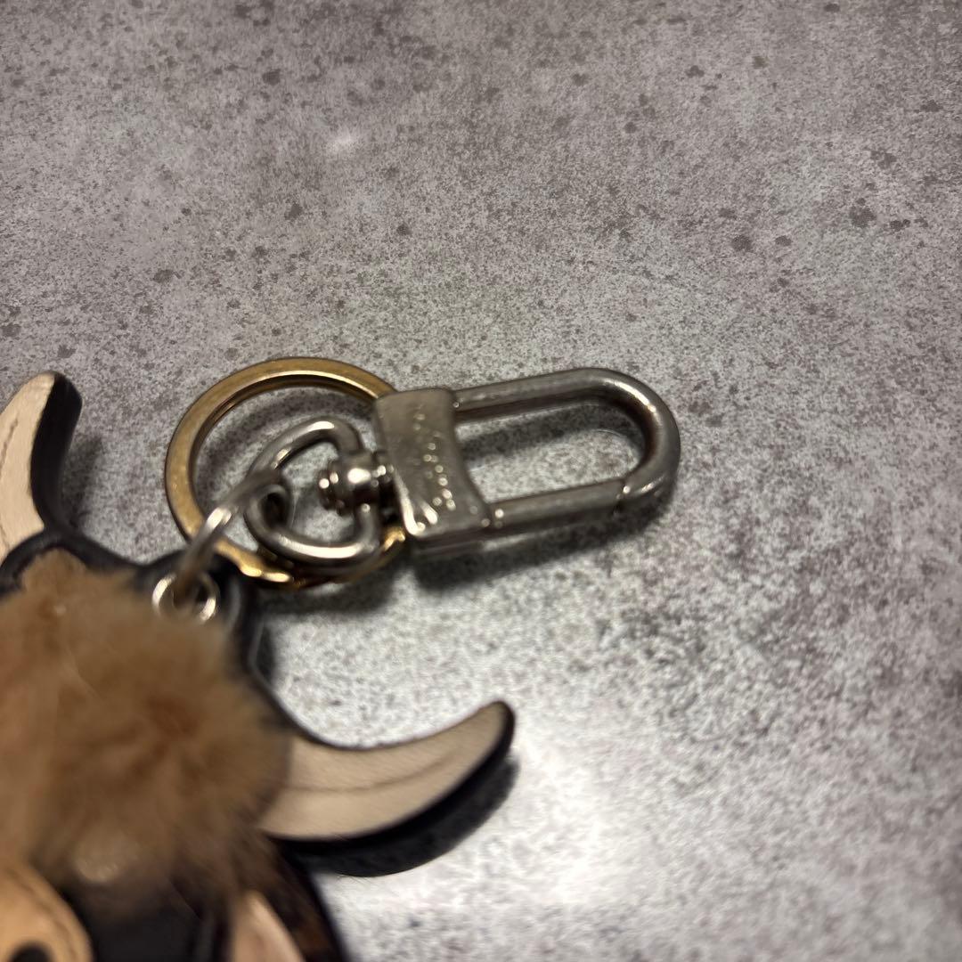 牛型レザー風キーホルダー LVロゴ付き - メルカリ