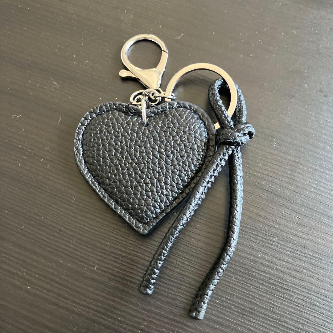 ブラックレザー ハート型キーホルダー - メルカリ