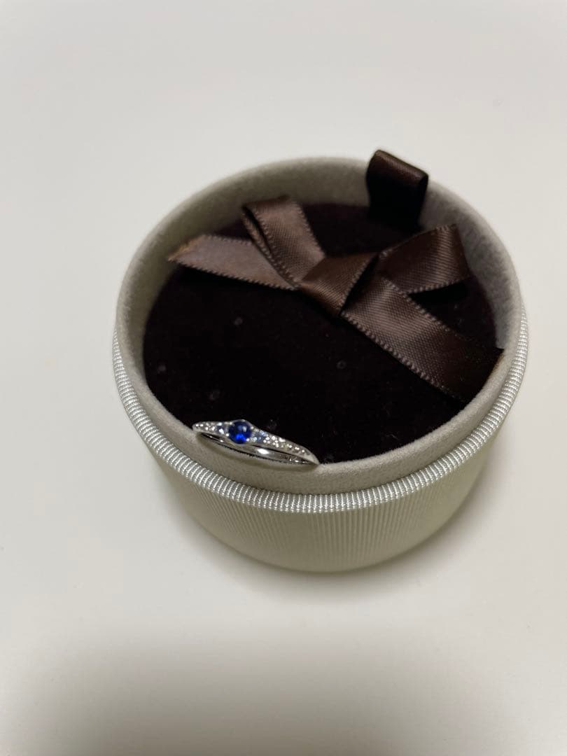 オレフィーチェ　サファイア　ニコラリング　8号 K18/Pt「ニコラ」リング｜【オレフィーチェ】Orefice