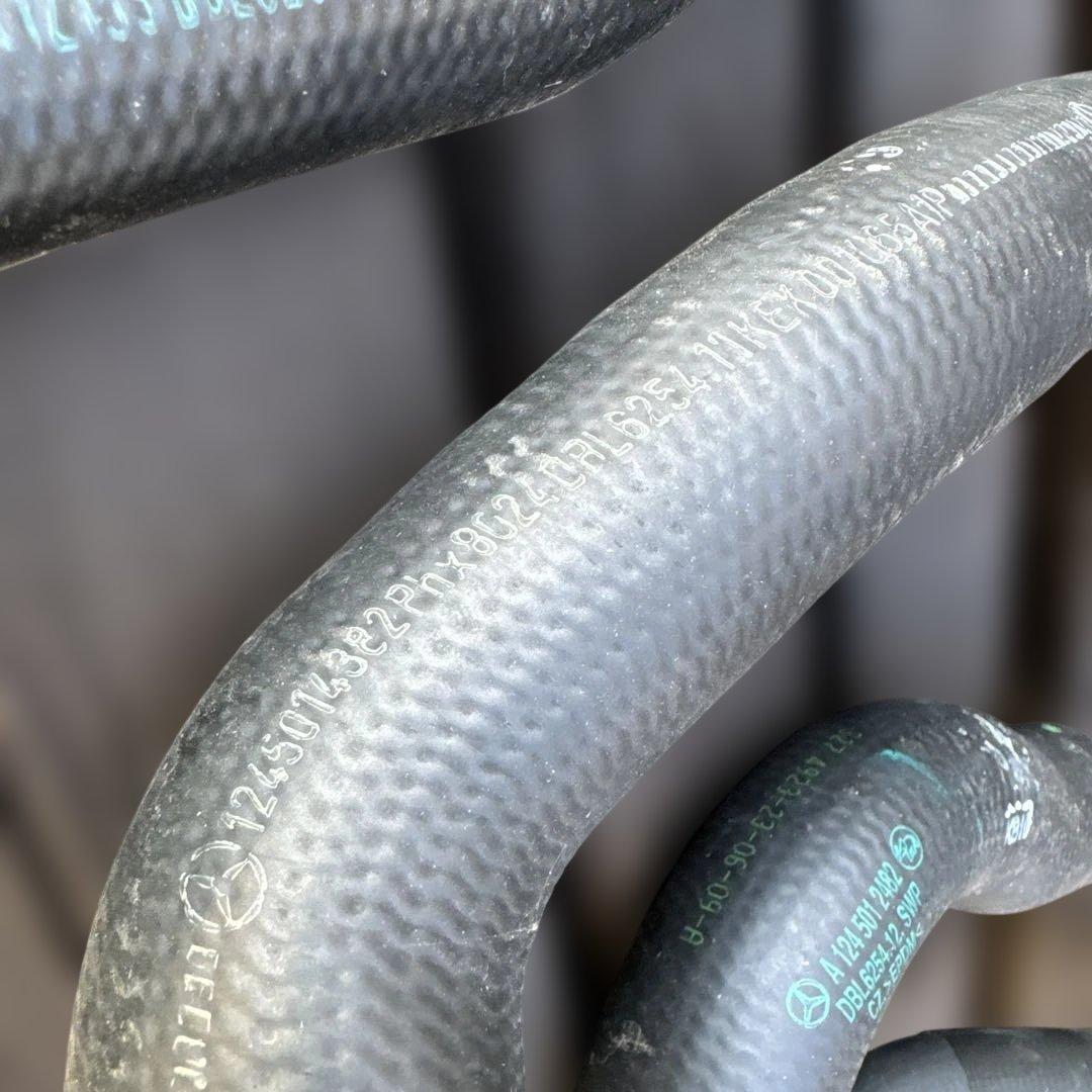 メルセデスベンツ部品 多分w124の500E用のホース類一式4点セット 未