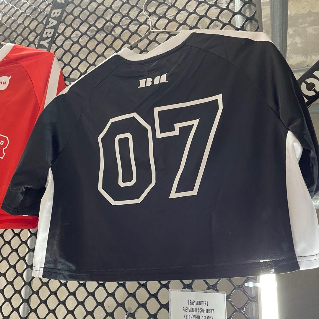 BABYMONSTER DRIP ポップアップ クロップ ジャージ ブラック - メルカリ