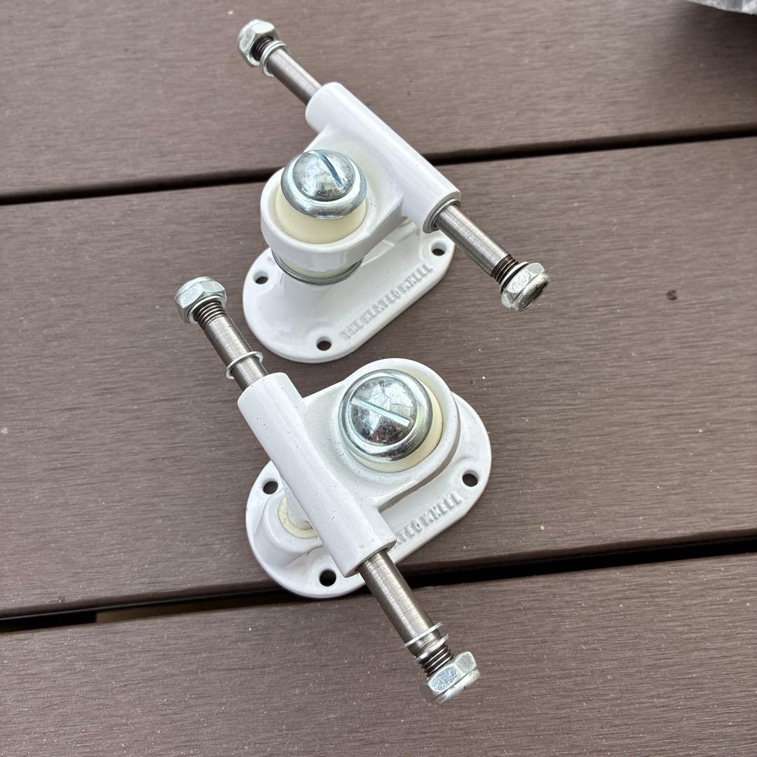 POLARIZER TRUCKS set　白 POLARIZER TRUCKS - EQUIPPED WITH BONES SOFT BUSHINGS– The Heated Wheel