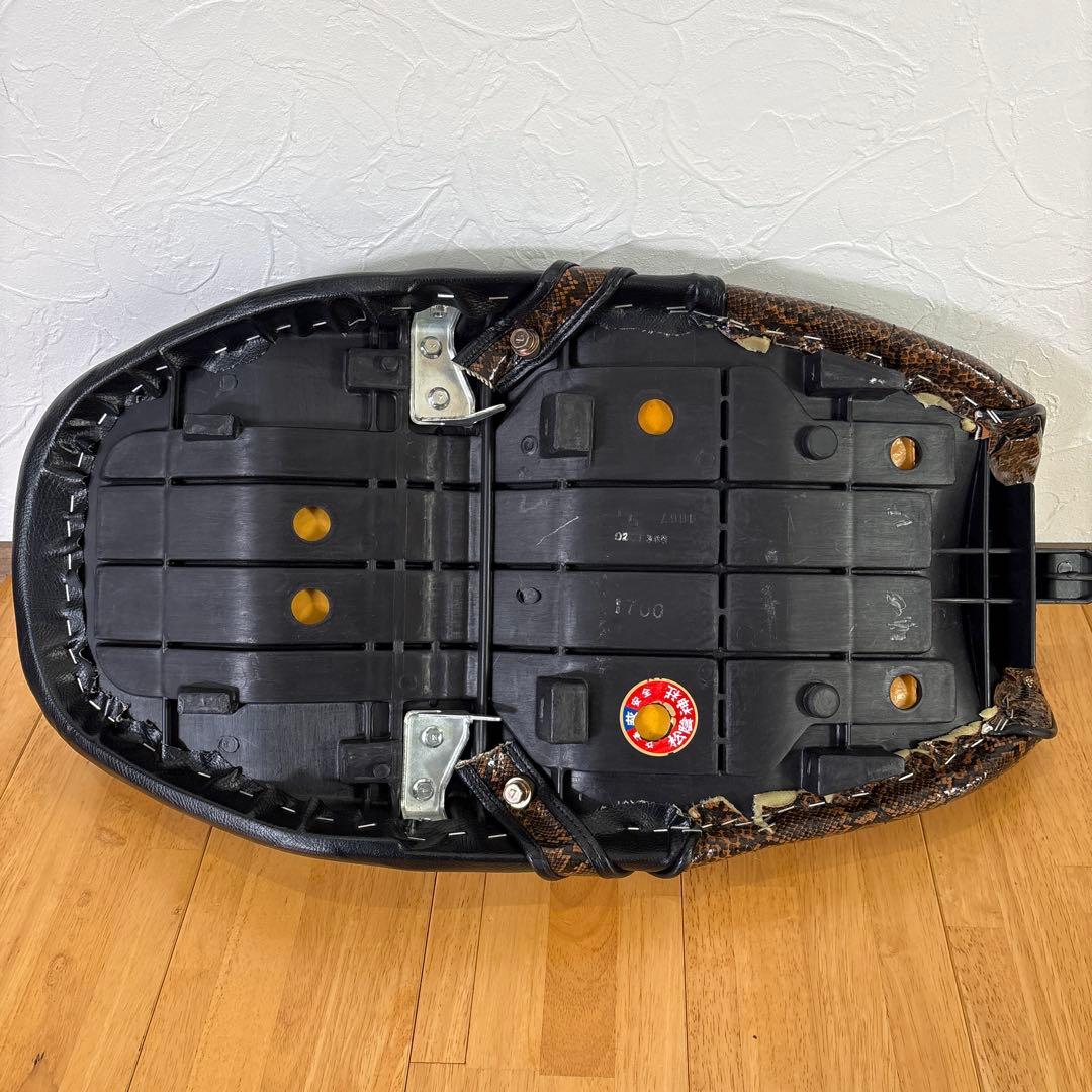 美品】ゼファー1100 タックロールシート チョビ三段シート 蛇柄 - メルカリ