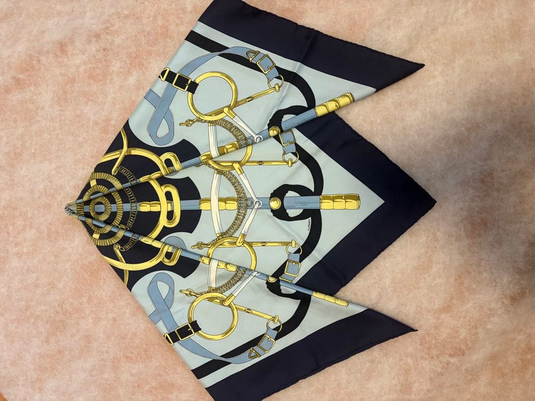 HERMÈS エルメススカーフ カレ90 エプロン・ドール 黄金の拍車 - メルカリ