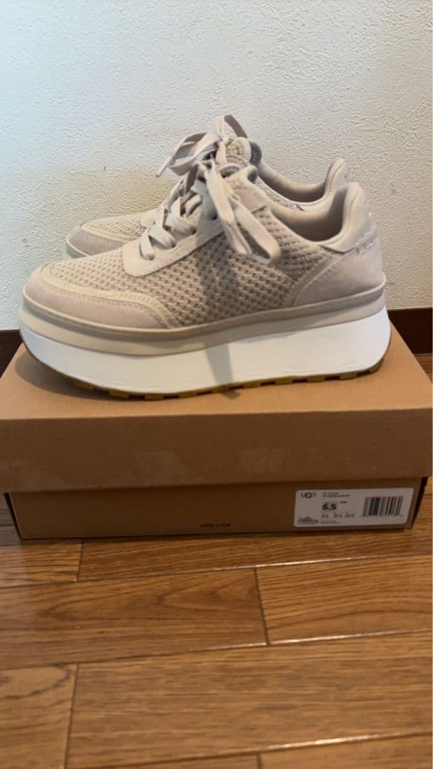 UGG TAELAN LACE UP 厚底 スニーカー ベージュ - メルカリ