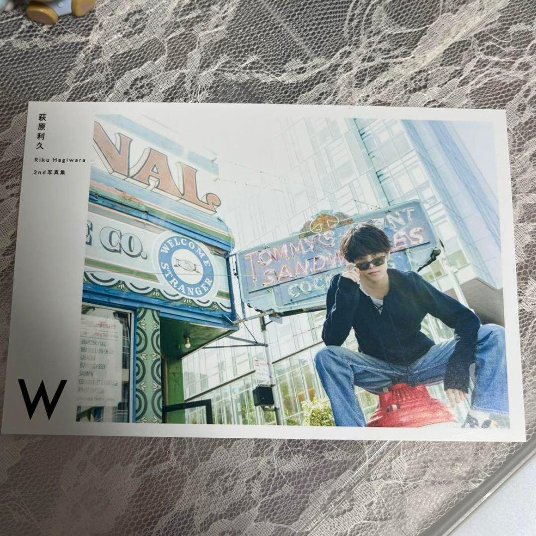 萩原利久 2nd写真集「W」／特典ポストカード付き。 - メルカリ