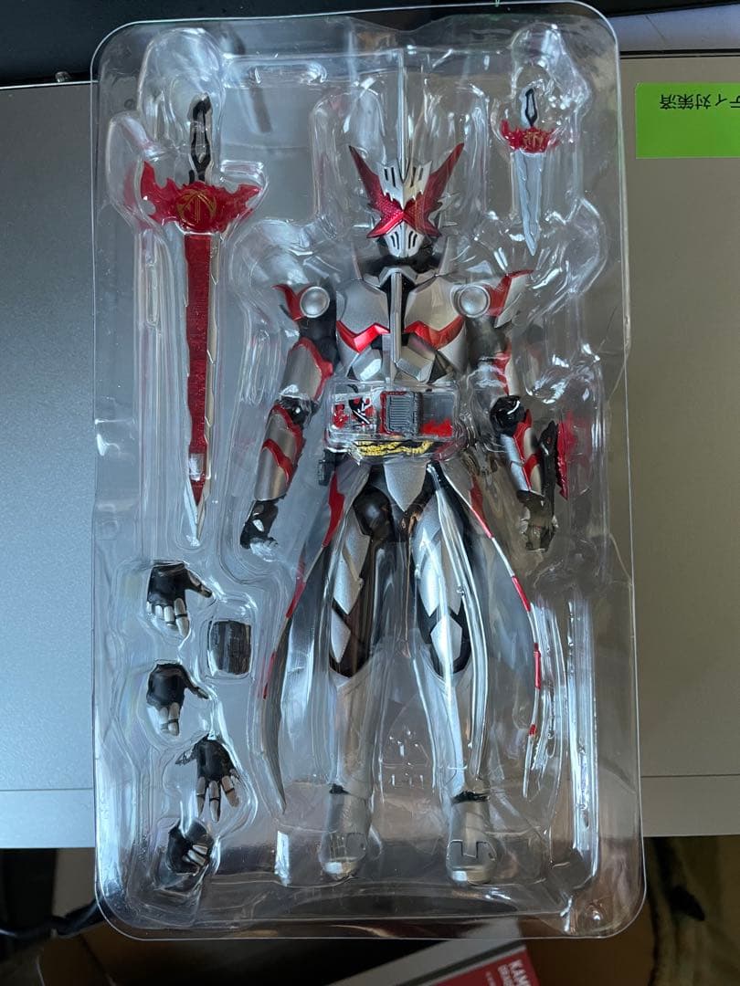 中古　フィギュアーツ 仮面ライダーセイバードラゴニックナイト