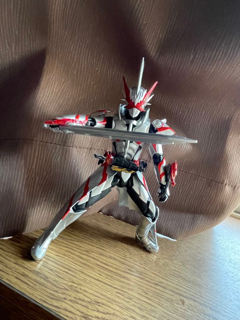 中古　フィギュアーツ 仮面ライダーセイバードラゴニックナイト