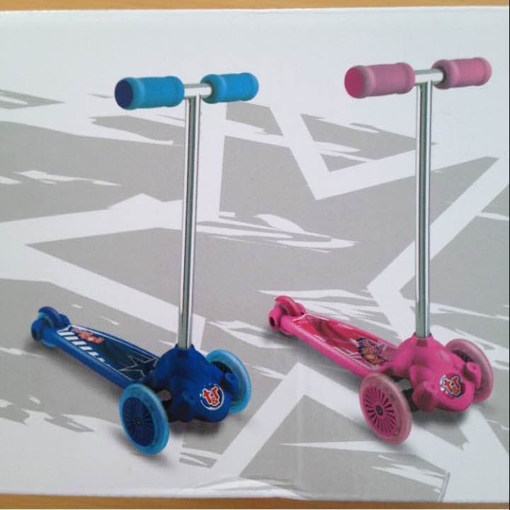 期間限定お値下げ中！　新品 キックスケーター twist&roll 子供 3輪