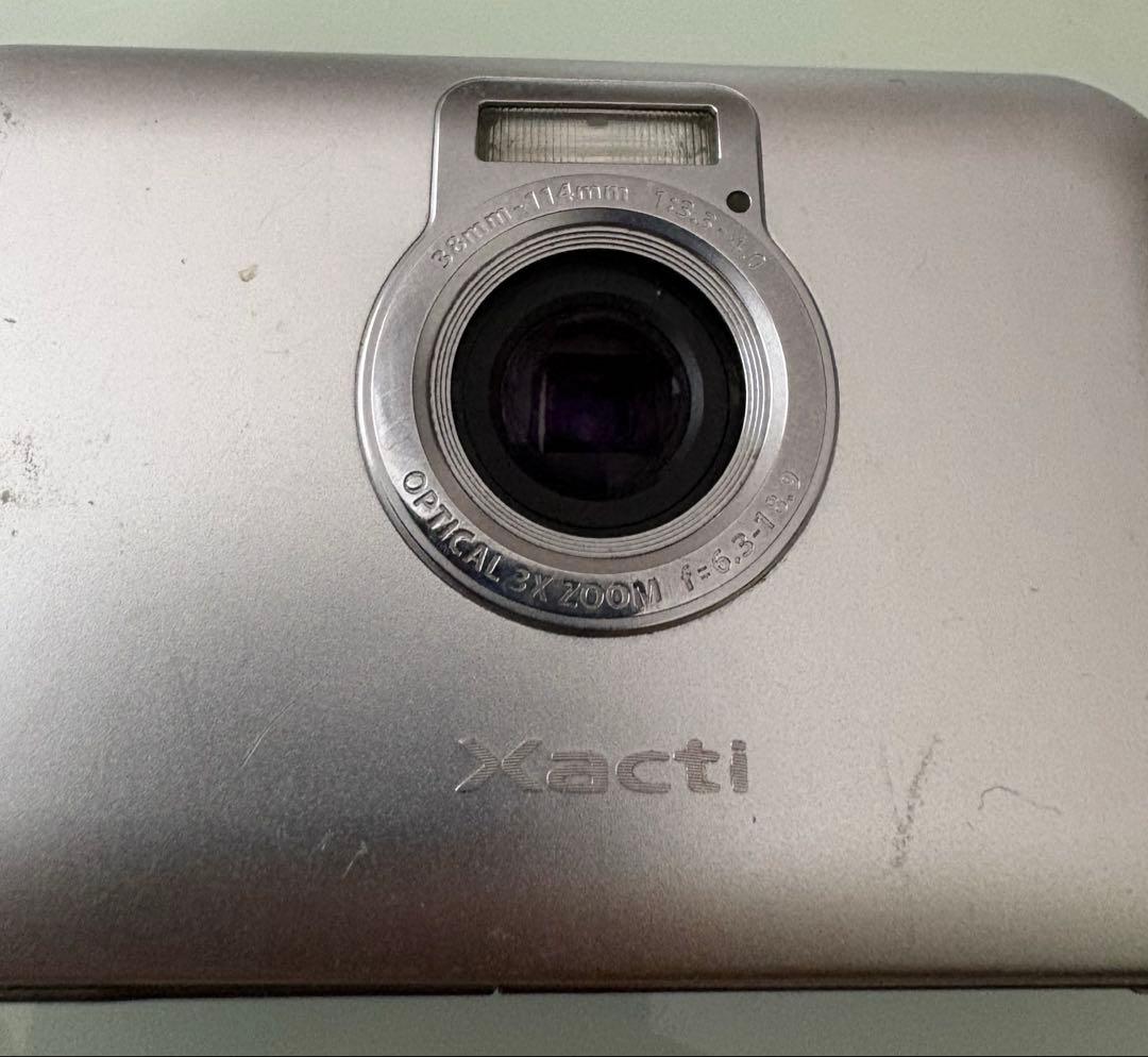 完動品 Xacti デジタルカメラ シルバー ACアダプター バッテリー付き