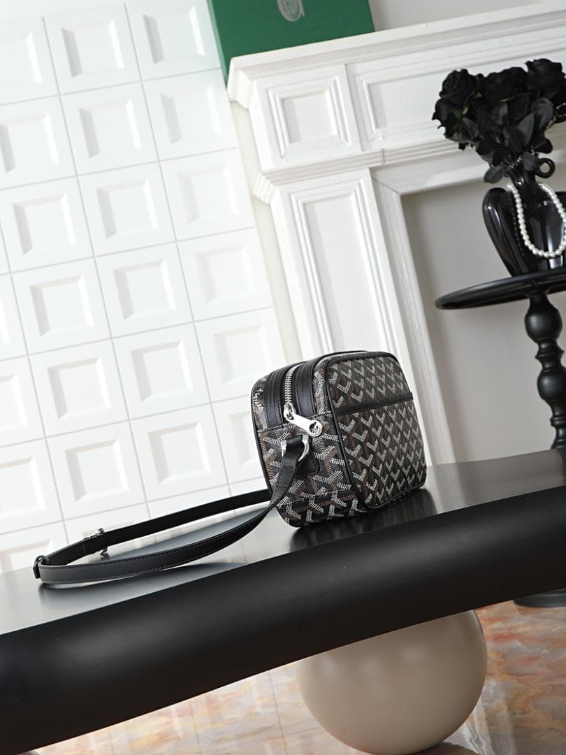 幾何学模様 ブラック系 ショルダーバッグ