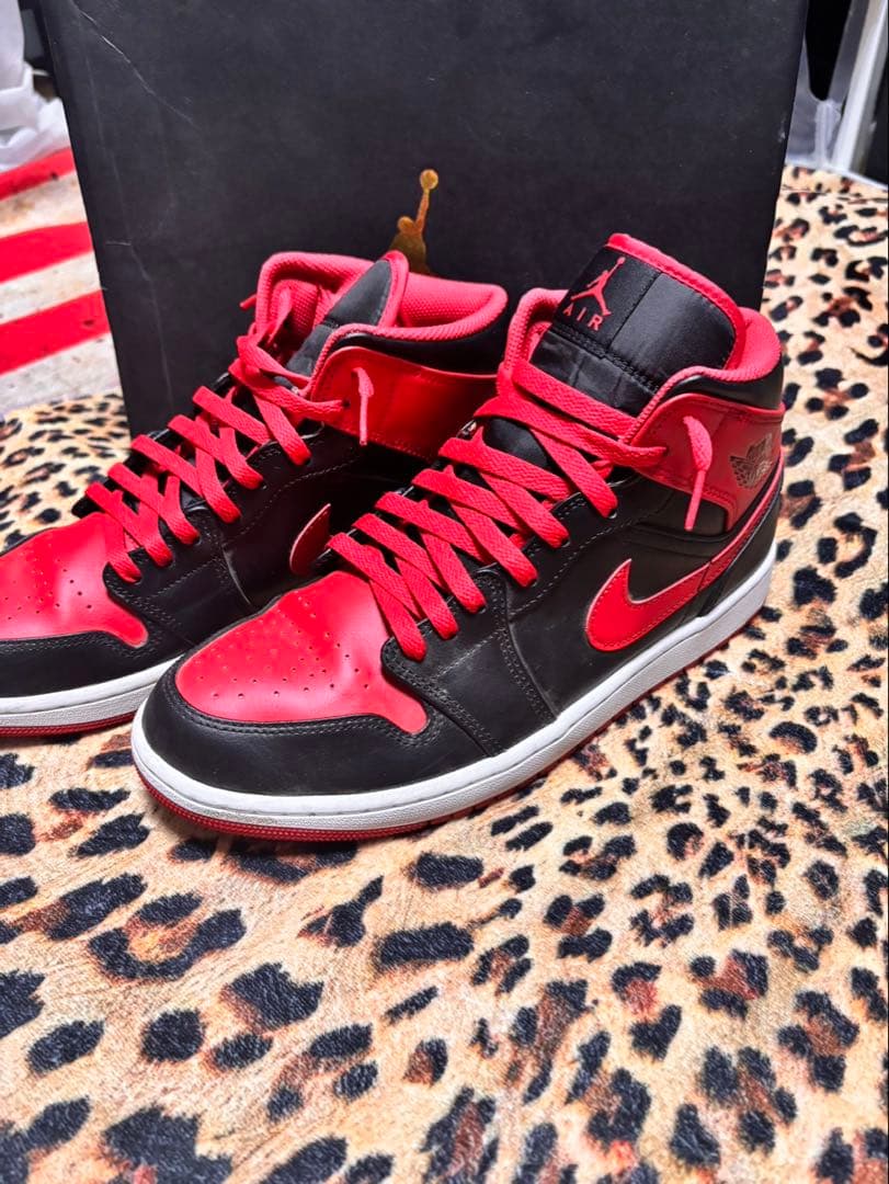 ナイキ　ジョーダン1 ミッド　ブレッド 限りなく「ブレッド」に近い、Air Jordan 1 Mid 