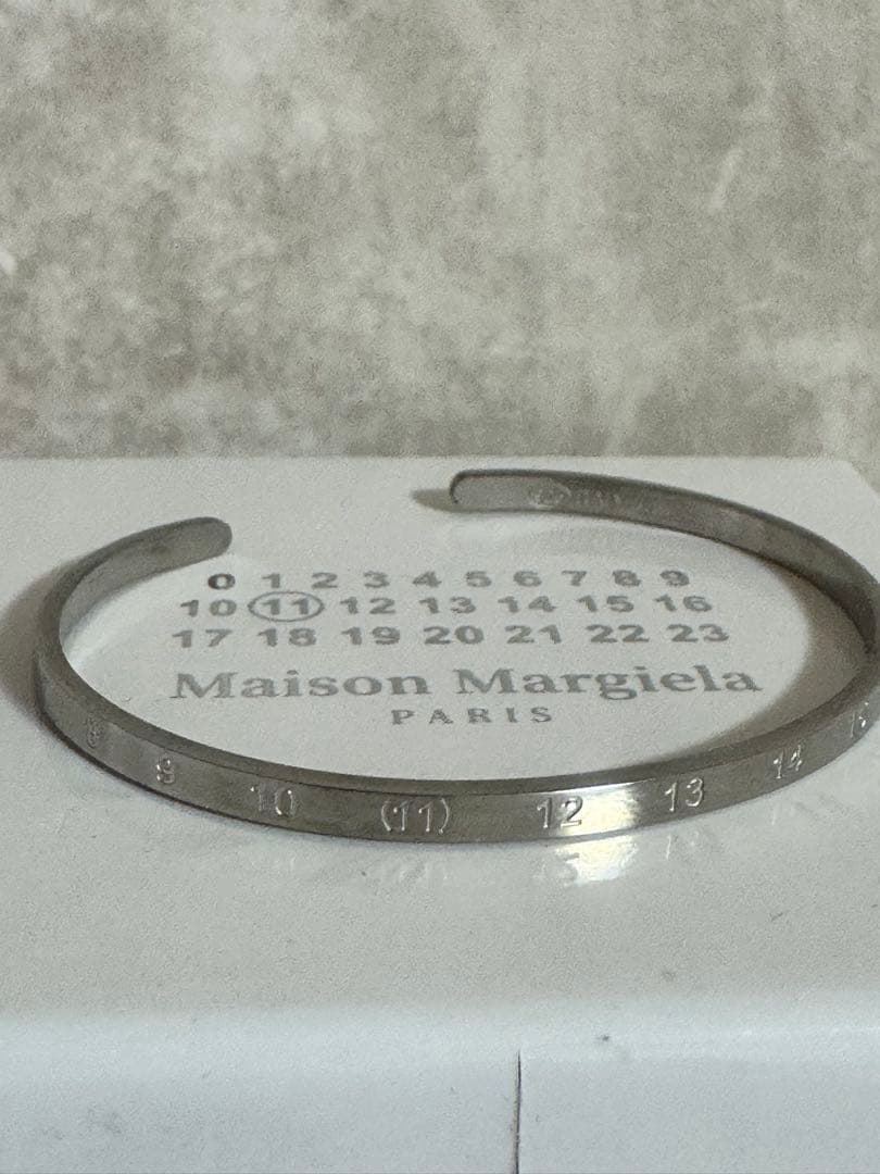 メゾンマルジェラ スリム ナンバリング カフ ブレスレット Maison Margiela（メゾンマルジェラ） ブレスレット NUMERIC SLIM CUFF