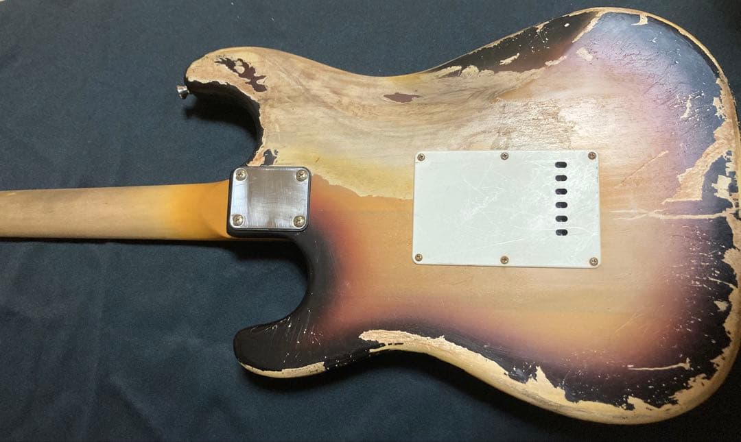 早い者勝ち　ストラトキャスタータイプ　ニトロセルロースラッカー塗装