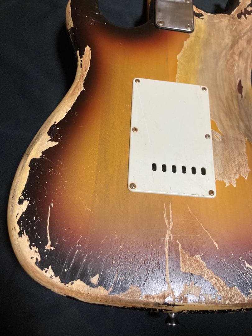 早い者勝ち　ストラトキャスタータイプ　ニトロセルロースラッカー塗装