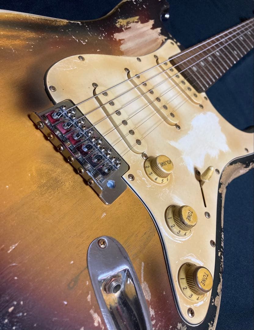 早い者勝ち　ストラトキャスタータイプ　ニトロセルロースラッカー塗装