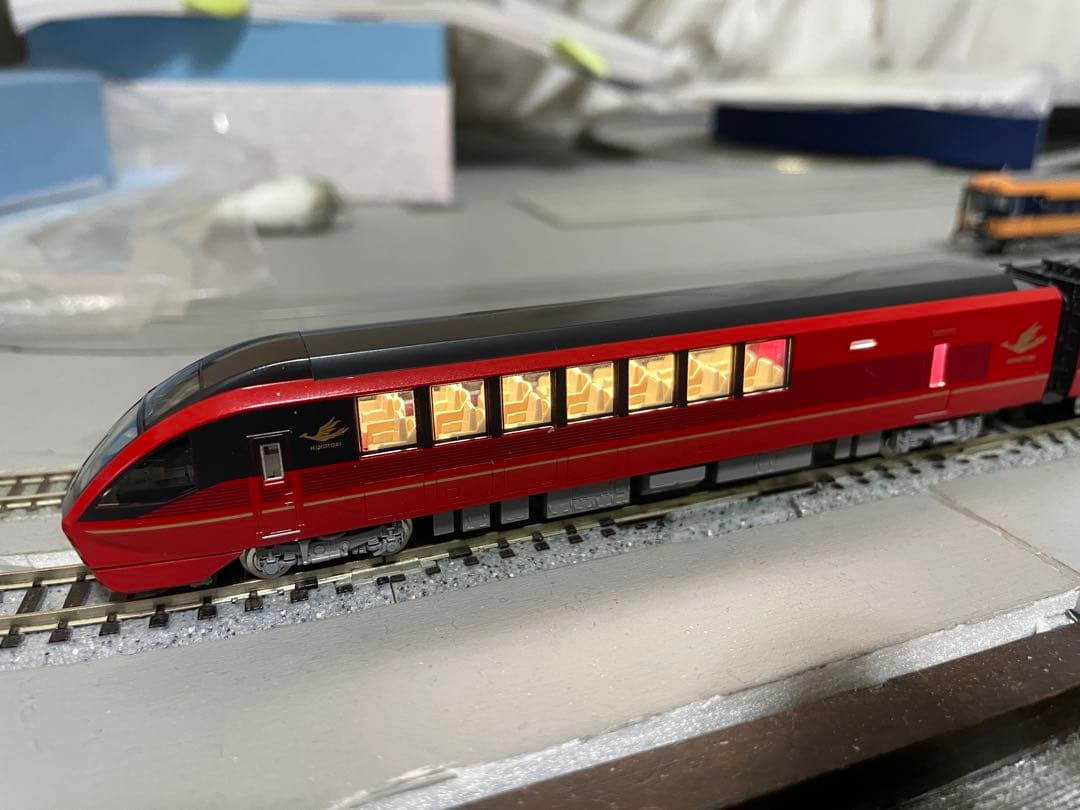 近鉄「ひのとり（8両編成）に室内灯取り付け致します。