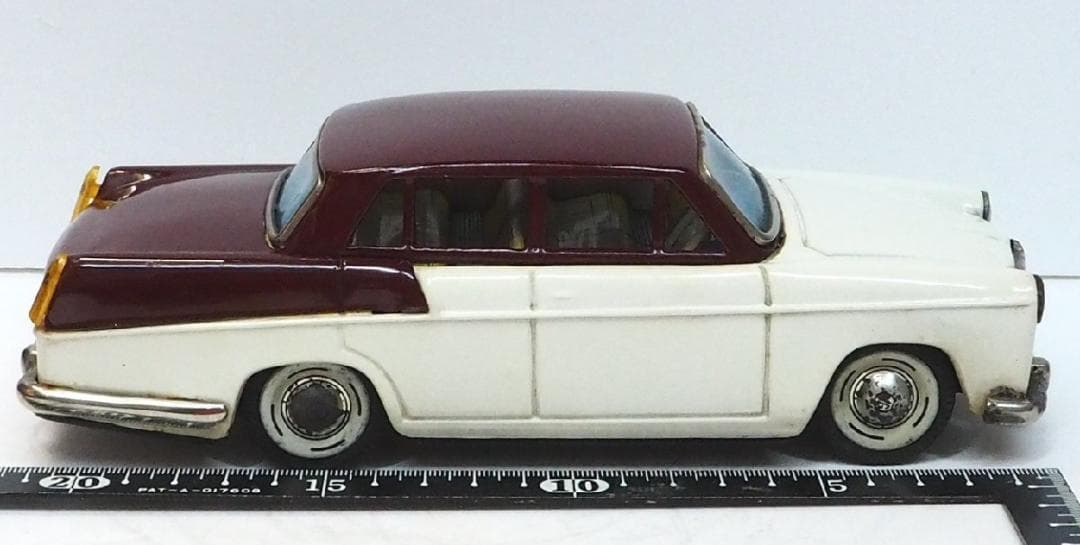 萬代屋【 MGマグネット マークⅢセダン白/茶】ブリキtin toy car箱無