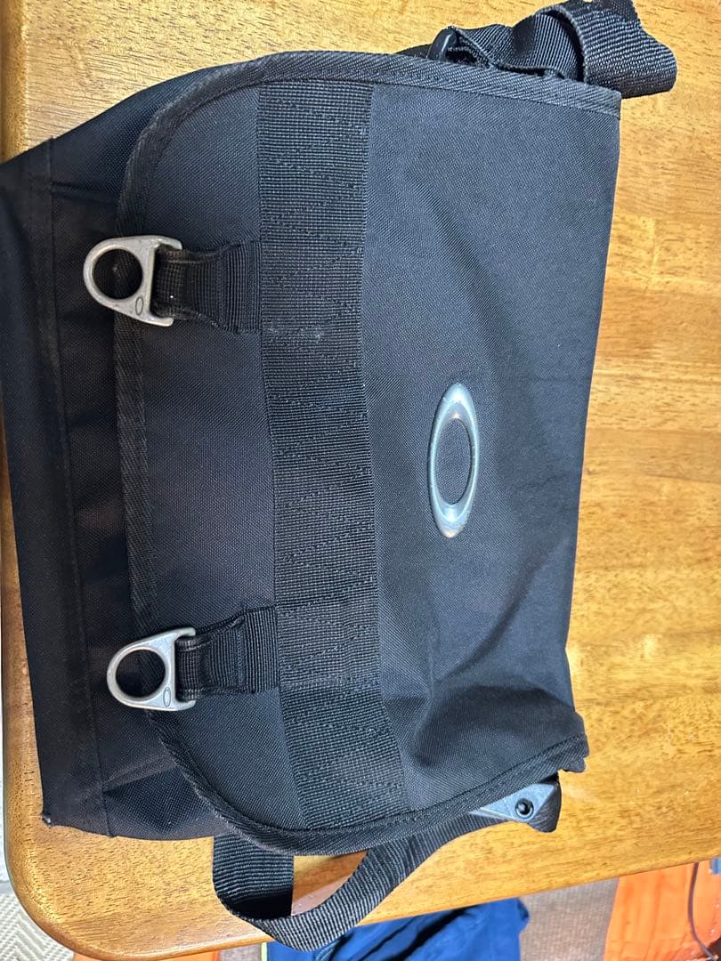 oakley メッセンジャーバッグ - メルカリ