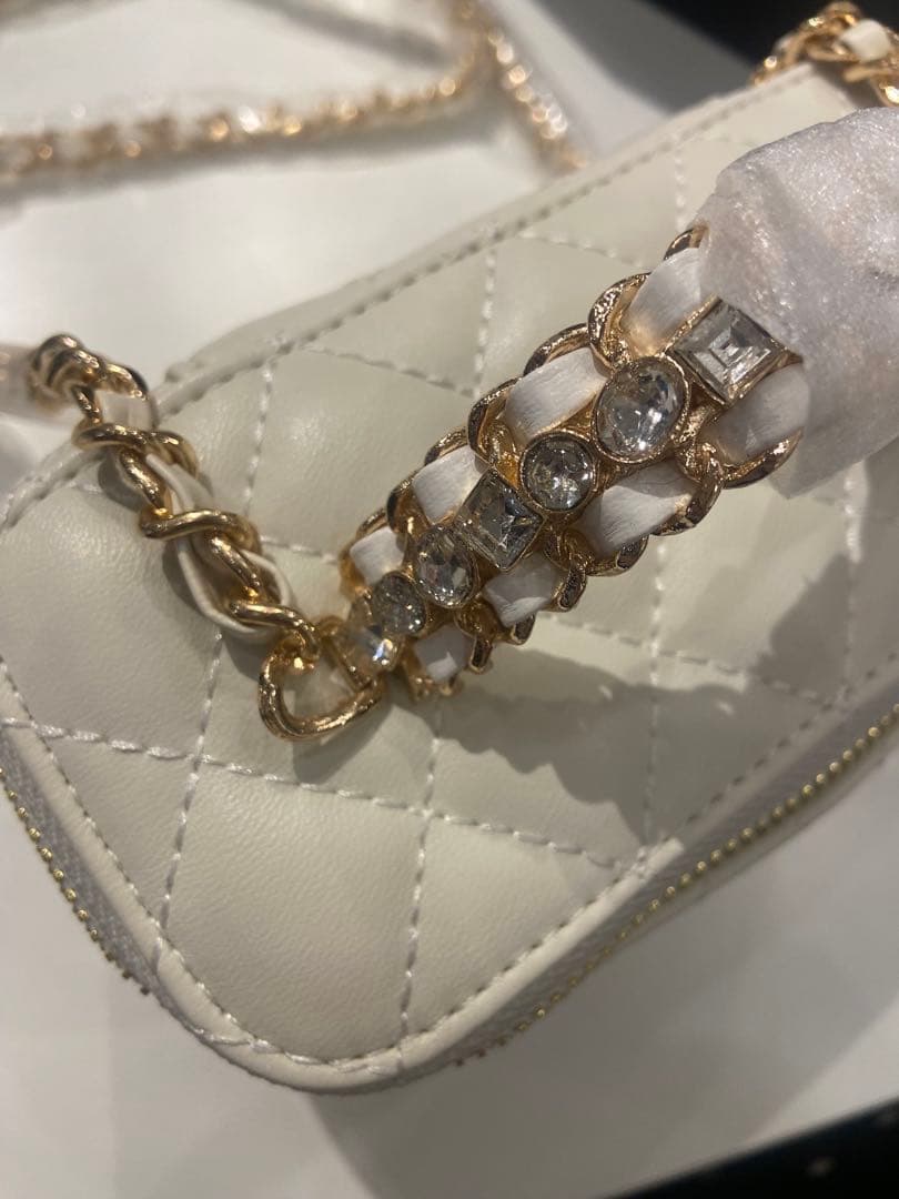 シャネル ラインストーンハンドルチェーンショルダーバッグホワイト