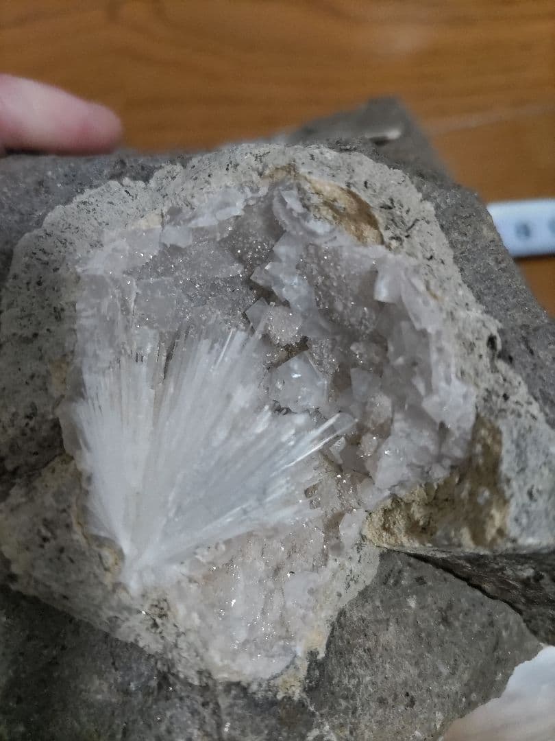 国産鉱物　愛媛県中予産　ソーダ沸石、ボドリオ石、方解石付き