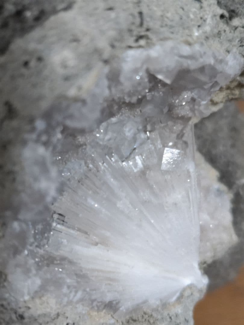 国産鉱物　愛媛県中予産　ソーダ沸石、ボドリオ石、方解石付き