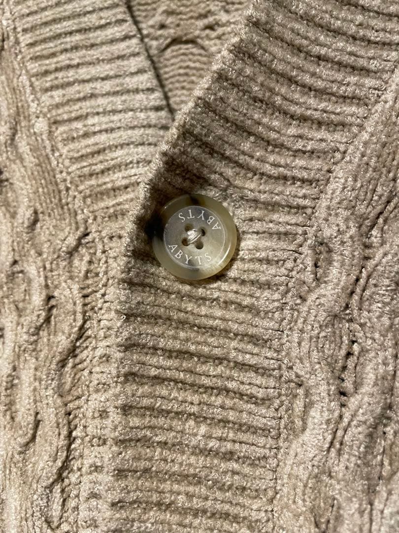 ABYTS ベージュ ケーブルニットカーディガン