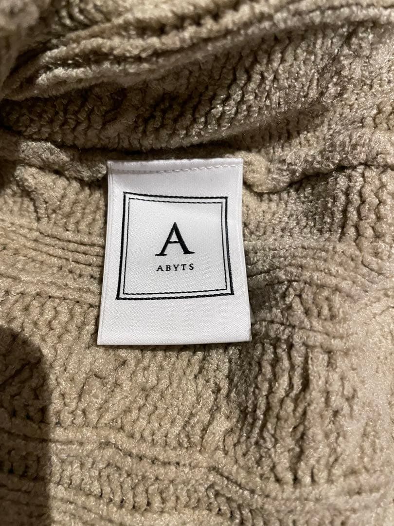 ABYTS ベージュ ケーブルニットカーディガン