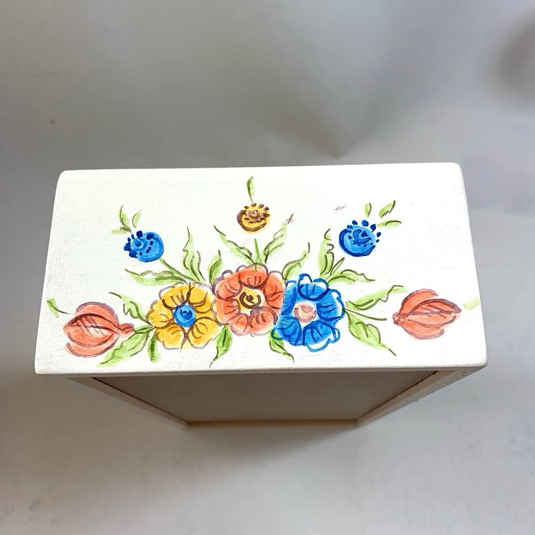 トールペイント伝統のヒンデローペンで描くティッシュペーパーボックス