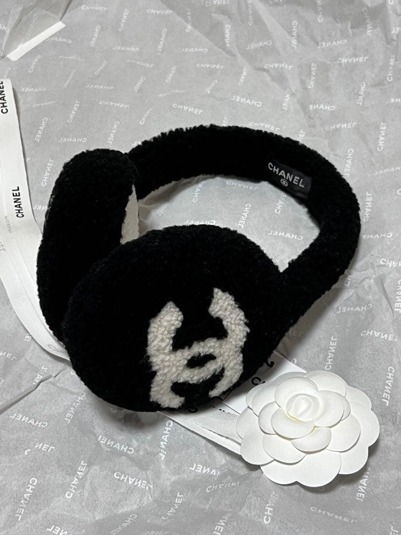 入手困難 ★ CHANEL イヤーマフ ロゴ入りモコモコ 耳あて ☆もこもこロゴが可愛い☆シャネル イヤーマフ 耳あて (CHANEL