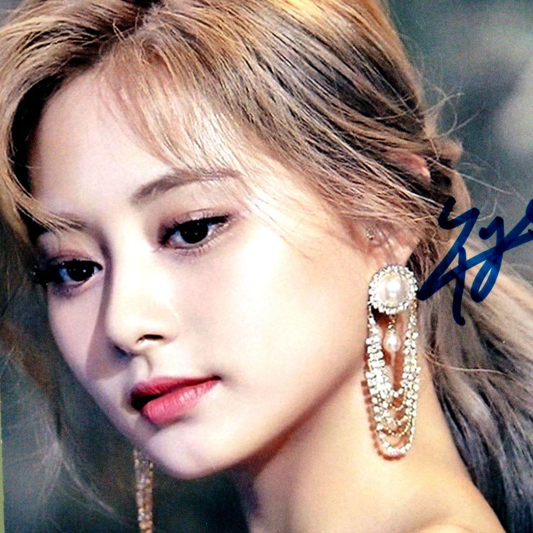 セール中…ツウィ直筆サイン入り2Lサイズ写真…Tzuyu…TWICE‥⑦ - メルカリ