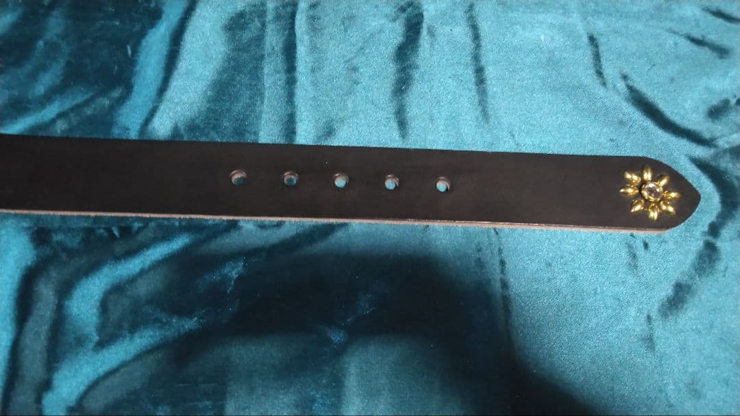 昭南ベンズレザーツタ＆フラワースタッズベルト ニッケル＆ブラス