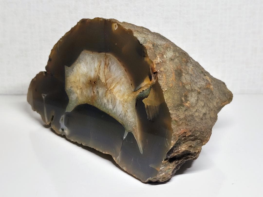 瑪瑙 2.4kg メノウ 原石 鑑賞石 自然石 誕生石 水石 鉱物 宝石 置石