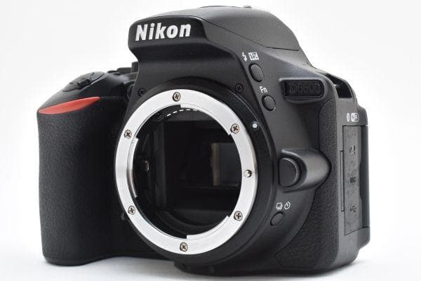 【美品】ニコン Nikon D5600 ボディ 《ショット数8961回》