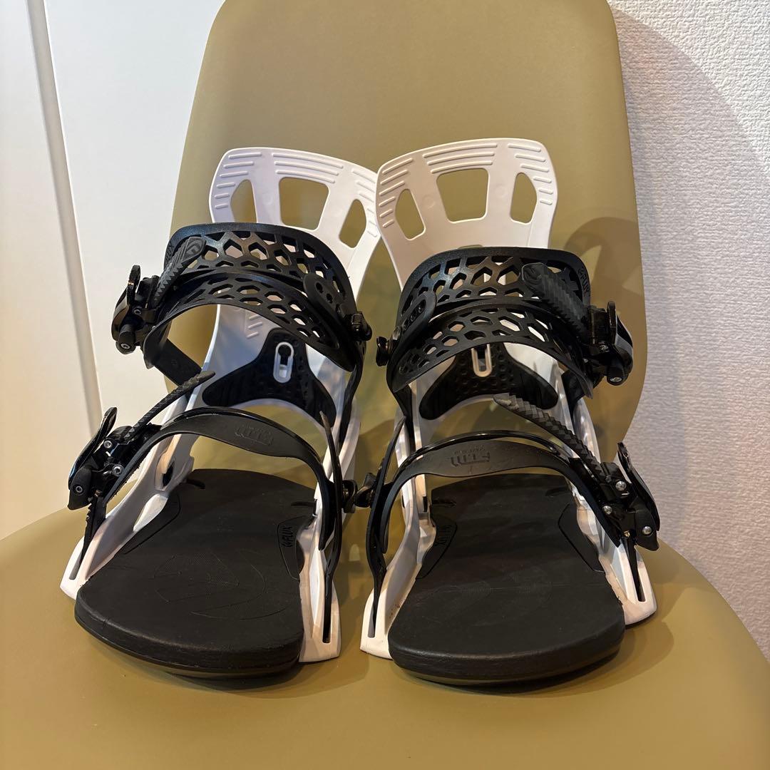 FLUX EM 22-23モデル Mサイズ スノーボードバインディング - メルカリ