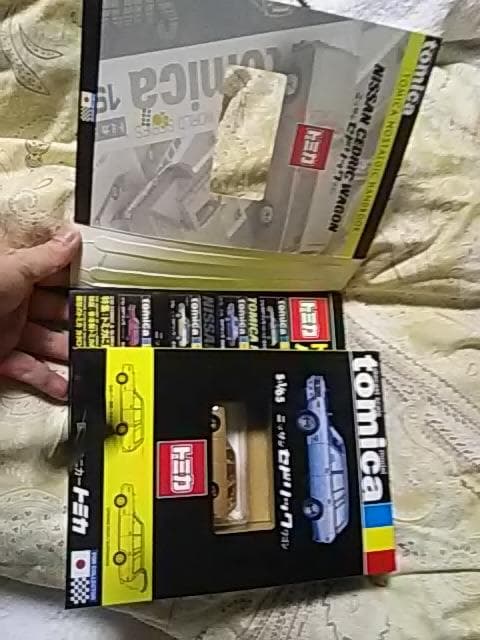 トミカノスタルジックハンドブック、復刻版230セドワゴンチャメタ付き