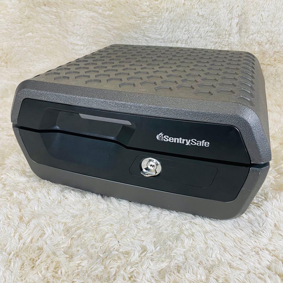 SentrySafe 耐火　防水　ポータブル金庫 フラットキー　CWシリーズ　黒 セントリー sentry ポータブル耐火保管庫 （30分耐火） フラットキー式